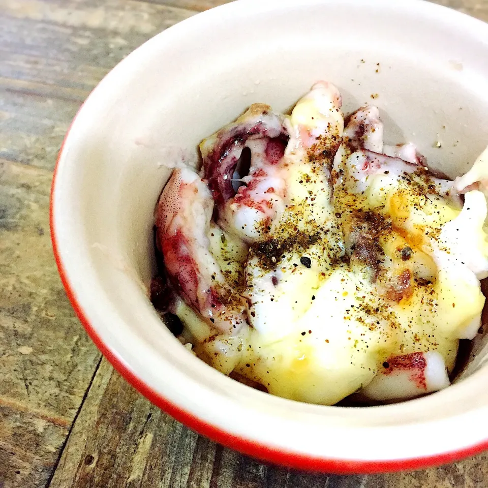 お手軽ひと皿 〜イカげそ🦑のマヨチーズ七味焼き〜|アッツさん