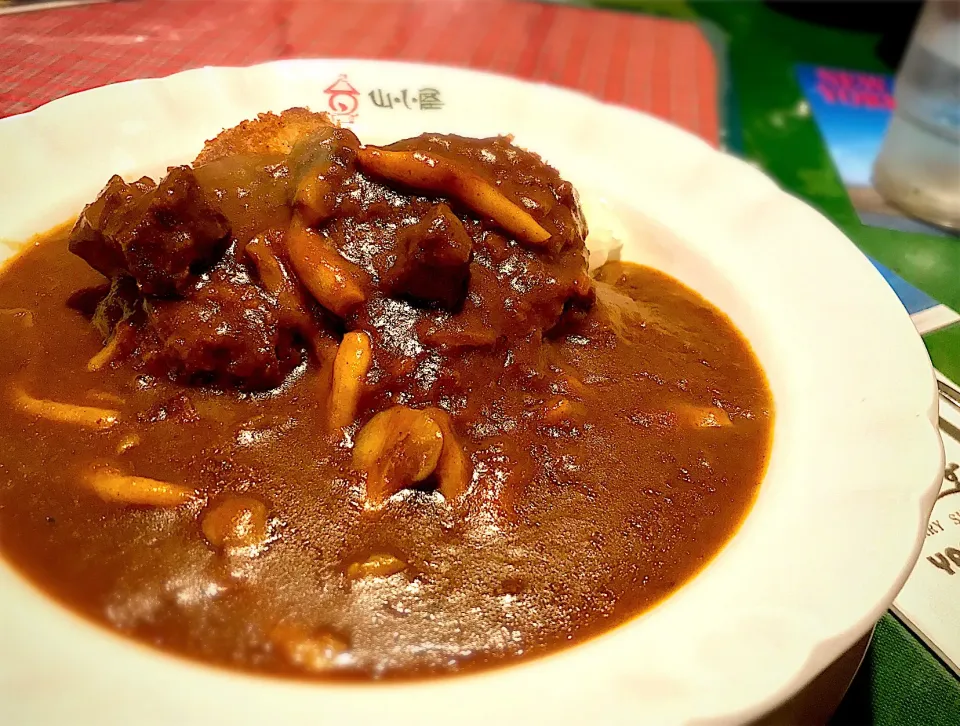 昼ごはん  山小屋Ａランチ🍛ビーフ＆きのこのカレー、ヒレカツ付き|砂雪さん