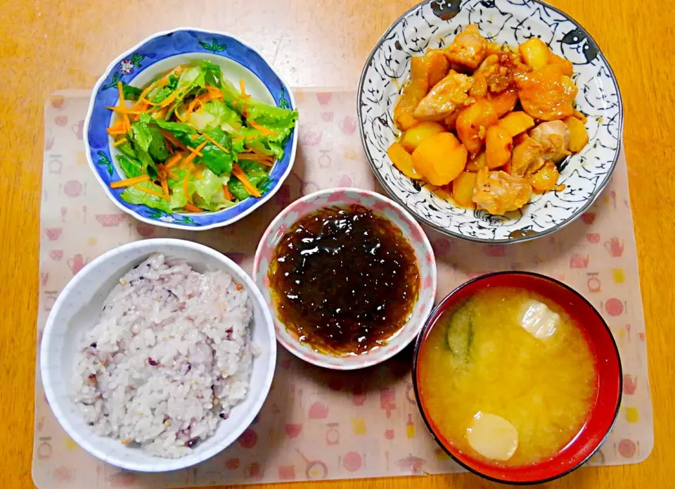 11月８日　鶏もも肉とじゃがいもの照り焼き　サラダ　もずく　お麩のお味噌汁|いもこ。さん