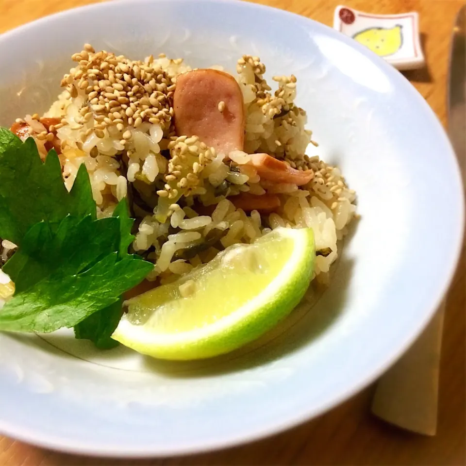 セロリとソーセージの炊き込みご飯、バター醤油の香り、瀬戸田レモン添え🍋〜Japanese Mixed Rice🌿|angiee♡さん