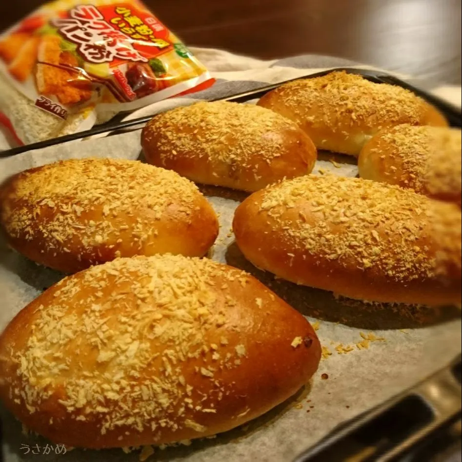 Snapdishの料理写真:焼きカレーパン🧀 #ラク揚げパン粉|うさかめさん