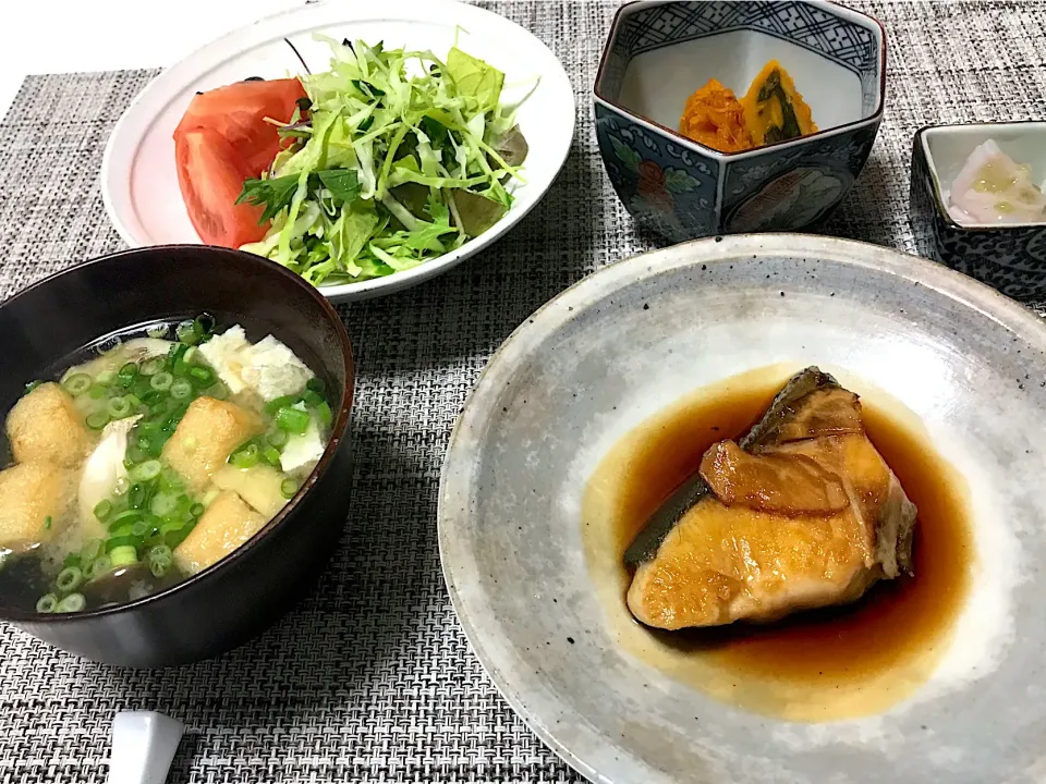 Snapdishの料理写真:ばんごはん。ブリの照り焼き、しめじと油揚げの味噌汁、サラダ、タコの塩辛、かぼちゃの煮物。|yukiさん