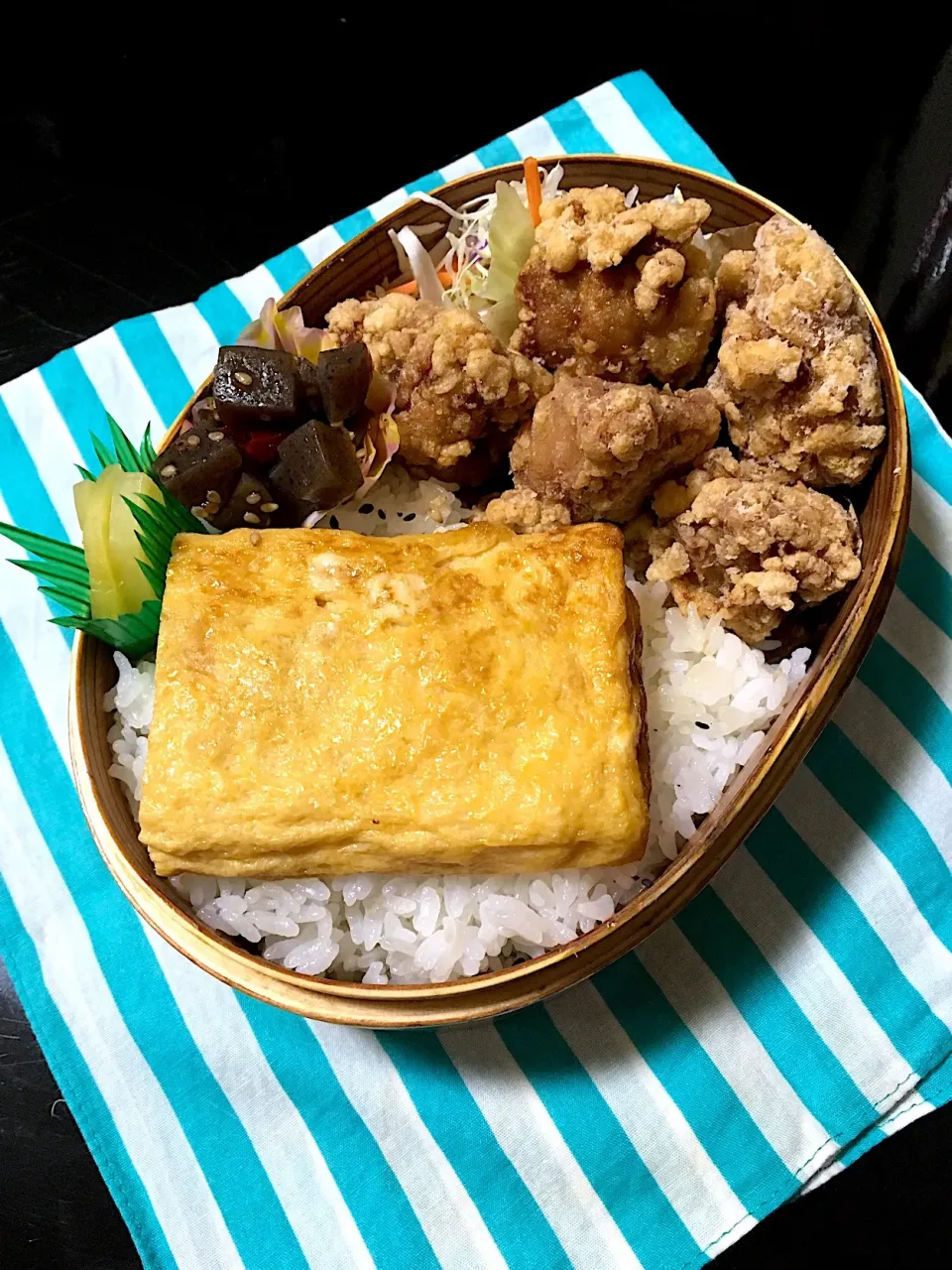 Snapdishの料理写真:から揚げ弁当

出し巻き卵ど〜ん



昨日の夜はケンカしちゃった

好物の唐揚げで ご機嫌になってくれますように。






吉祥|にゃおさん