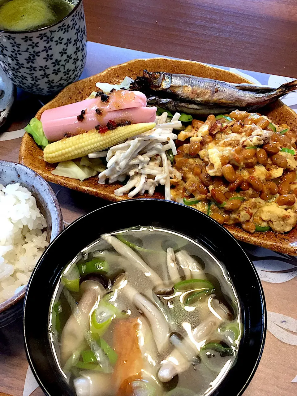 朝ごはん
納豆挽肉ネギ入り卵焼き、茹でキャベツとヤングコーンとごぼうのサラダ、魚肉ソーセージ、焼きししゃも、白米、はんぺんとシメジの味噌汁|かよちゃんさん