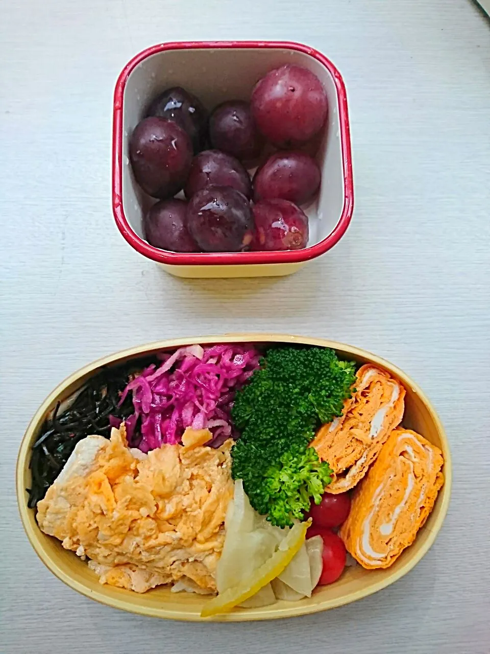 Snapdishの料理写真:今日のサラ飯  チキンピカタと、常備野菜の のっけ弁当💟|kazさん