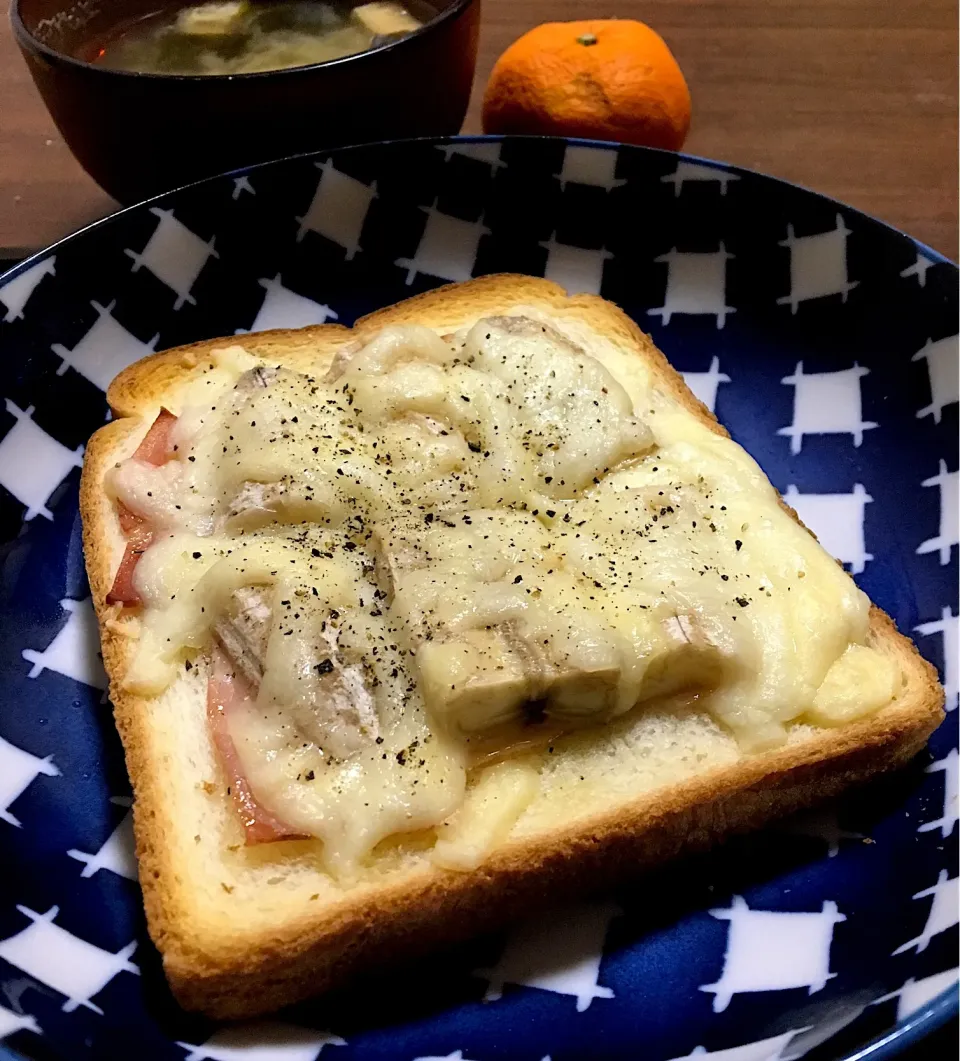 単身赴任の朝ごはん🌅🍽
バナナとベーコンのピザトースト🍞
ワカメと玉ねぎの味噌汁
 #単身赴任飯  #バナナトースト|ぽんたさん