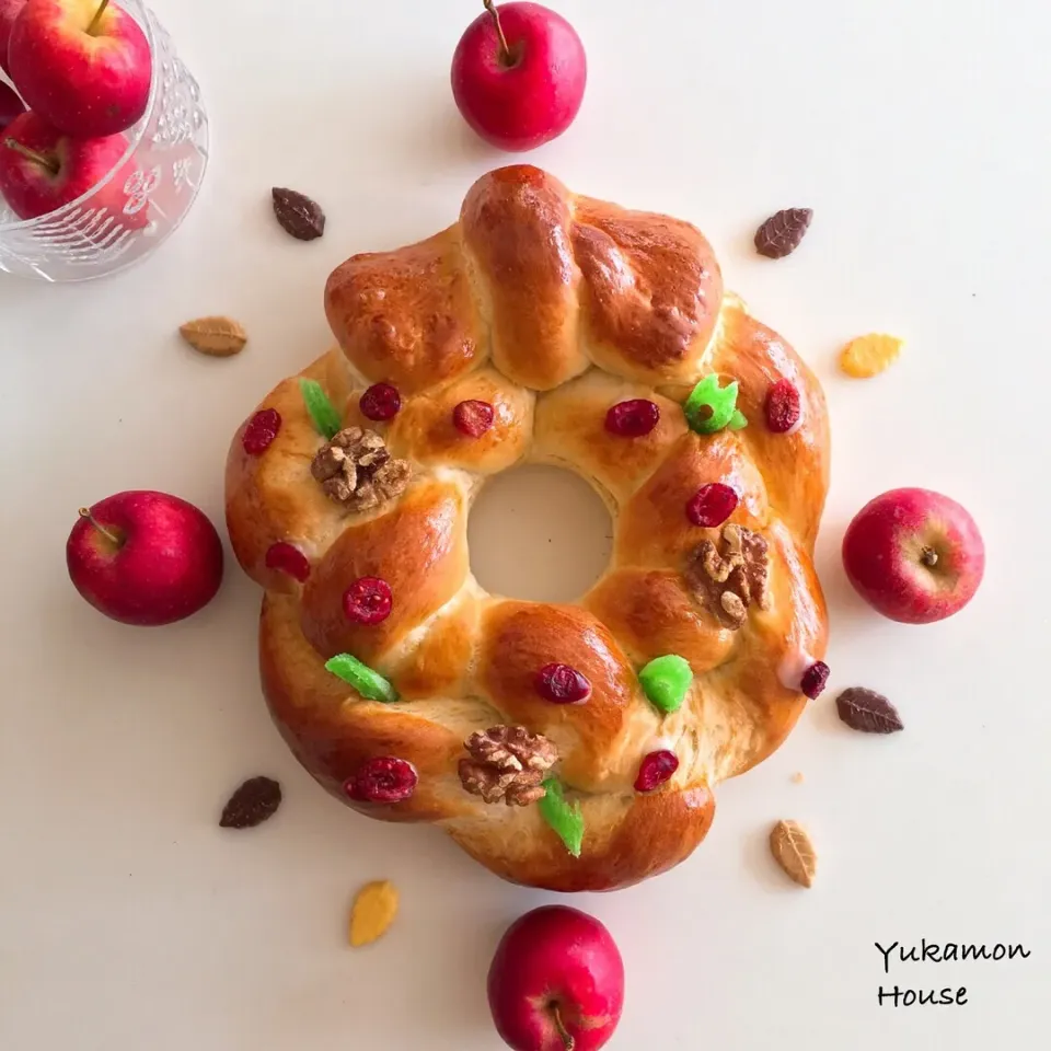 Snapdishの料理写真:クリスマスリースパン🍞
バターロール生地を
三つ編みして、リースパンです
クルミ、クランベリーを飾りました|ゆかモンさん