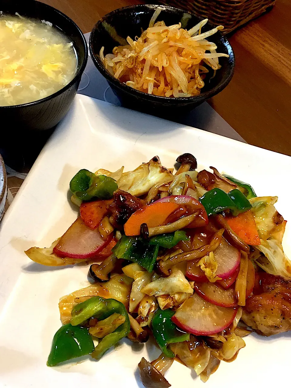 晩御飯
鶏肉揚げとキャベツとシメジとラディッシュと人参の炒め物、もやしキムチナムル、白菜の卵スープ、白米|かよちゃんさん