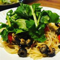 ツナとオリーブとケイパーのペペロンチーノ
仕上げにたっぷりルッコラもりもり