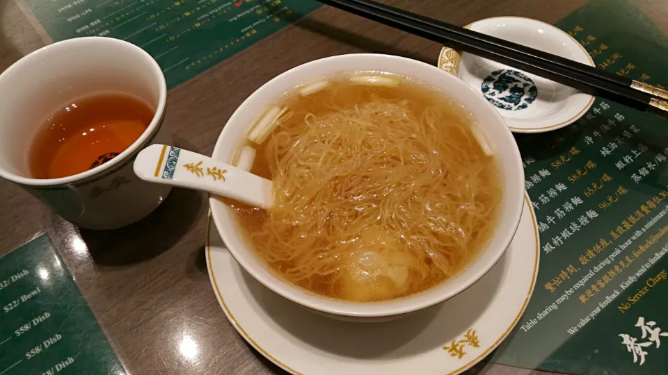 香港の大好物、麥奀雲吞麵世家（Mak's noodles）のエビワンタン麺😍
透き通る麺にプリップリの巨大エビが入ったワンタン４つ。
お肉が入っていないワンタン麺は珍しい。 

 #Chinese cuisine #Soup Noodles #Seafood|Yuikomさん