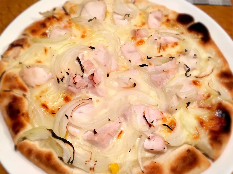 チキンと玉ねぎのグラタンピザ🍕
 #ピザ  #グラタン  #鶏ささみ  #玉ねぎ  #コーン  #ベーコン|doc3387さん