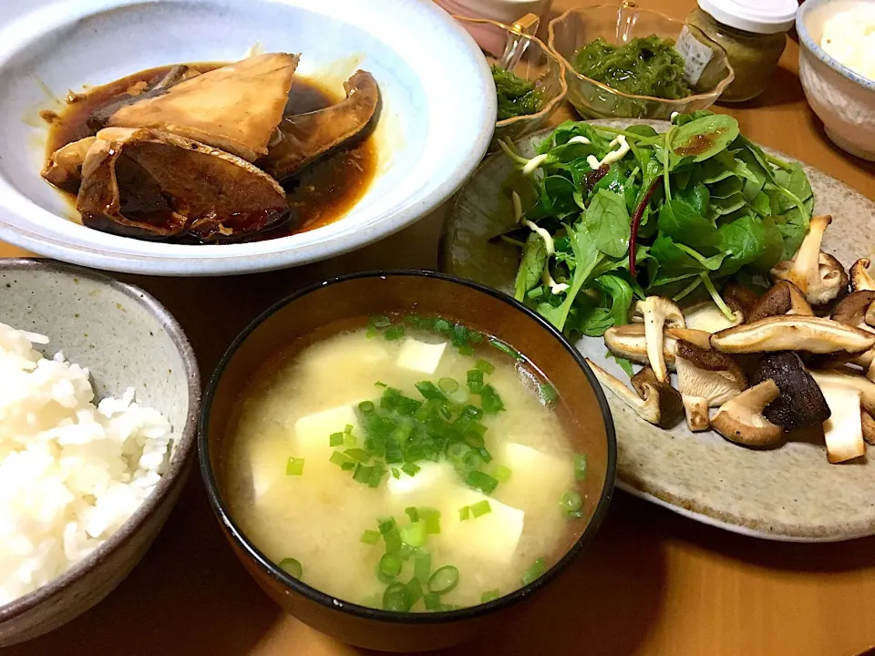 柚子胡椒で…焼き椎茸＆グリーンリーフサラダ🥗
ブリの味噌煮
お豆腐のお味噌汁
めかぶ
ご飯|さくたえさん