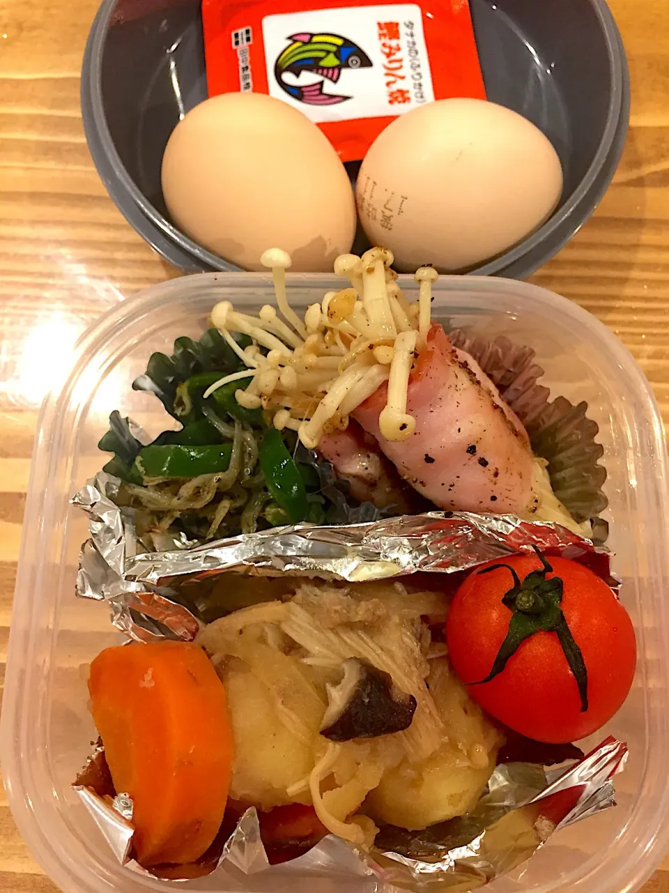 ♡今日のお弁当♡
久々のお弁当投稿です🍱

#ピーマンのじゃこ炒め#肉じゃが#えのきベーコン#プチトマト#ゆで卵
あと白ご飯です♡|りんりんさん