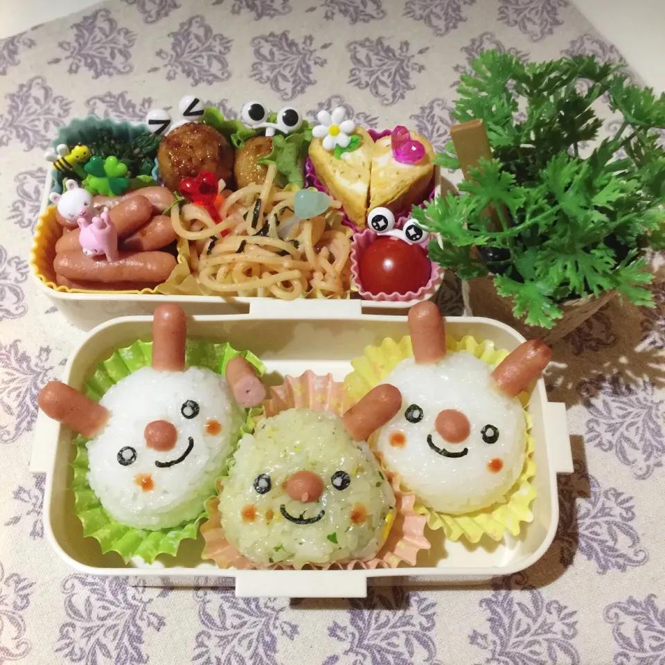 Snapdishの料理写真:11/30❤︎娘のおにぎり弁当❤︎
うさぎの耳👂が片方取れていた…気づかず…😅💦
#お弁当 #お昼ごはん #娘弁当 #ランチ #おにぎり #うさぎ|Makinsさん