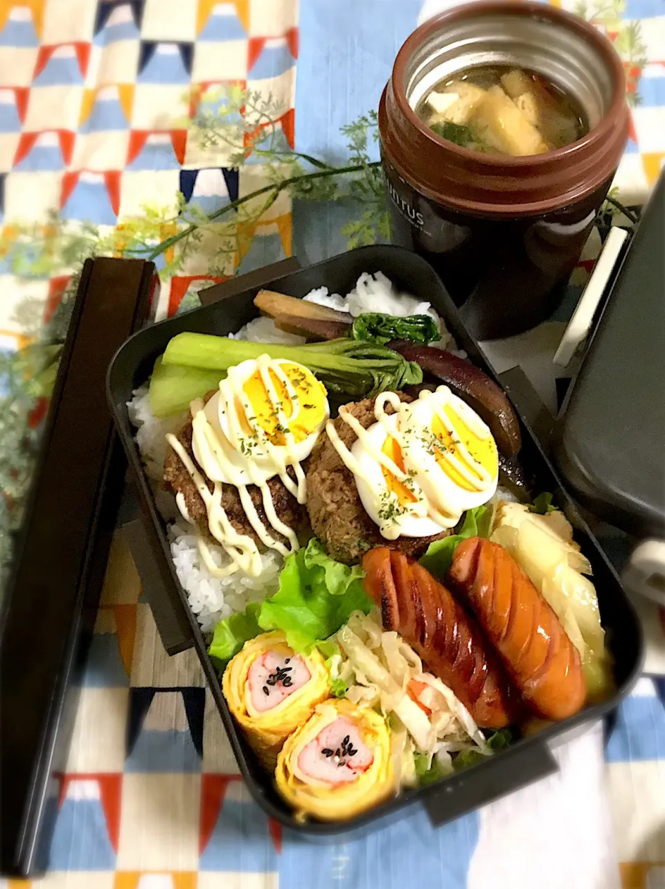 旦那ちゃん弁当🎶
ハンバーグ(チンゲン菜、ナス添え)
ウイン
カニカマチーズたまご
無限キャベツ
厚揚げネギ炒め
お豆腐小松菜などの味噌汁|BooBooさん