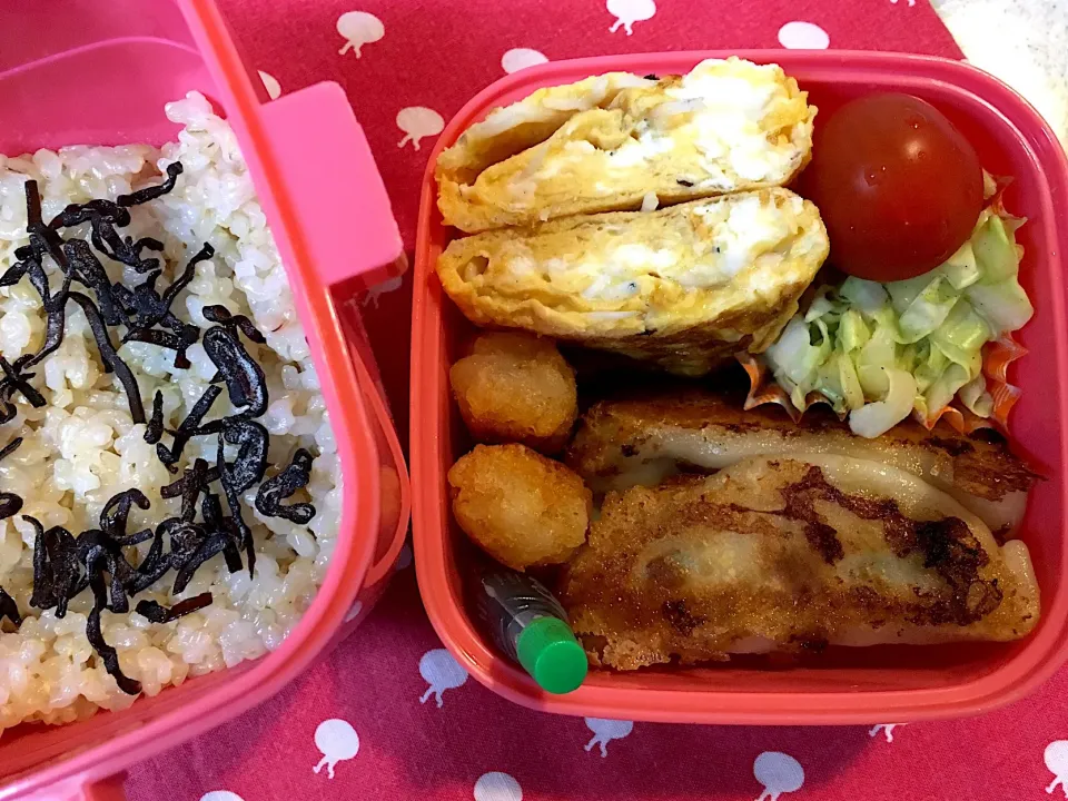 Snapdishの料理写真:♫11/30今日のお弁当♫〜餃子、しらす入りだし巻き卵、キャベツ炒め、プチハッシュドポテト、トマト〜|Satokoさん