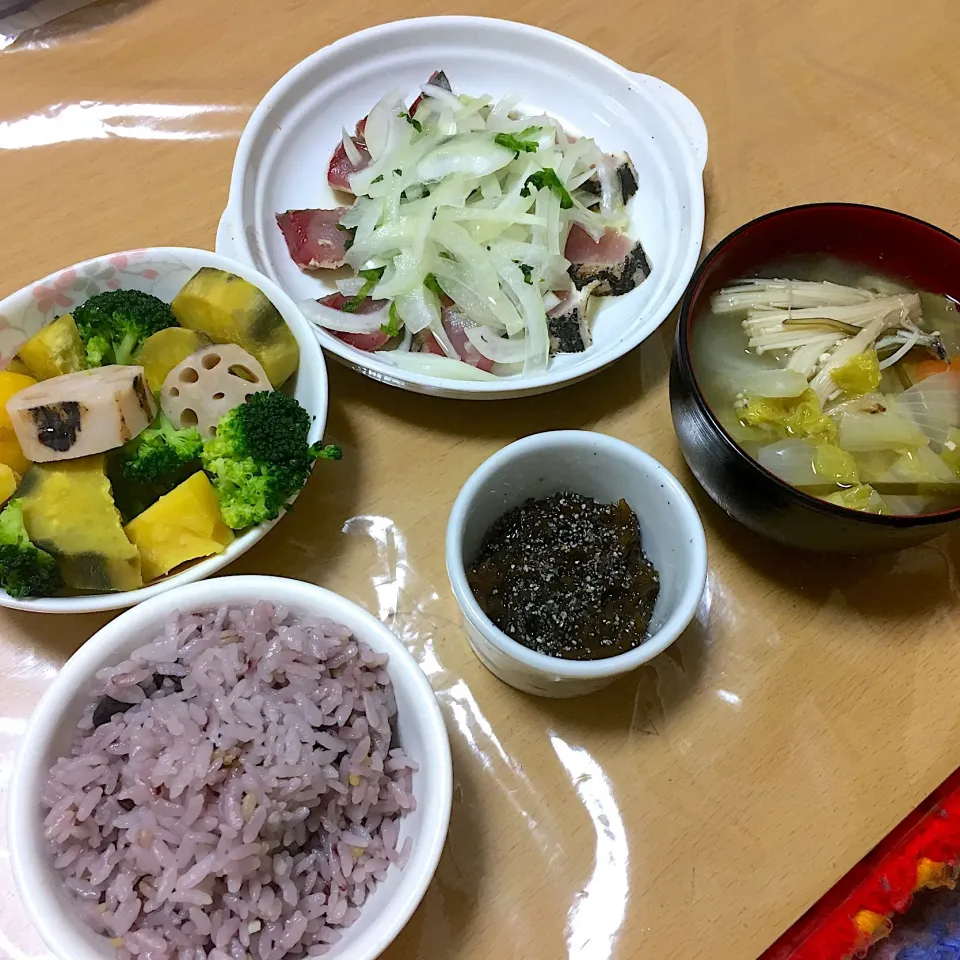 まごわやさしい晩ご飯🌟鰹のたたき、温野菜、雑穀米、もずく酢、具たくさん味噌汁|かわちさん