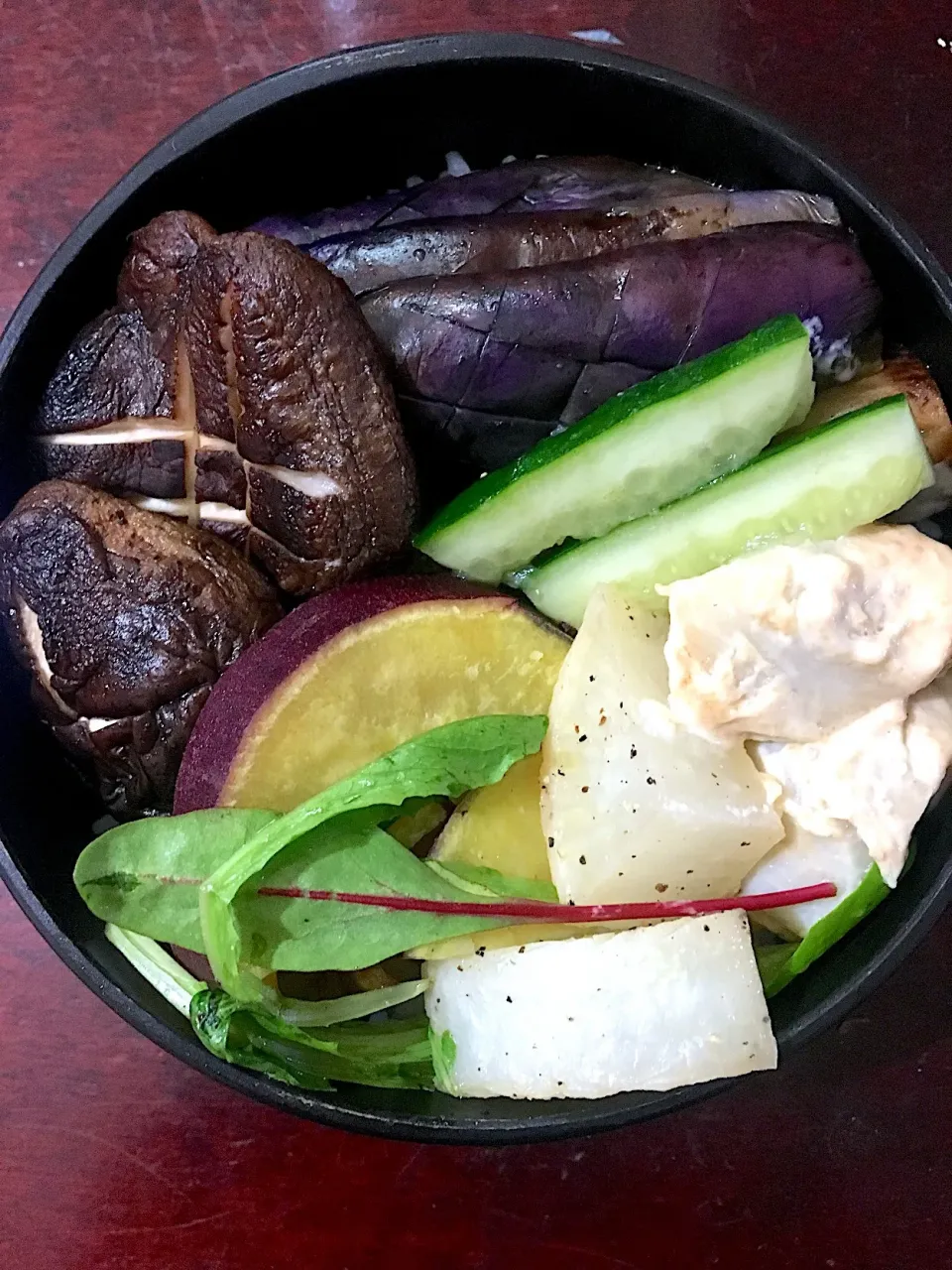 茄子、大根、ベビーリーフ、さつまいも、椎茸、胡瓜、里芋  #お弁当  #bento  #vegan|aiさん