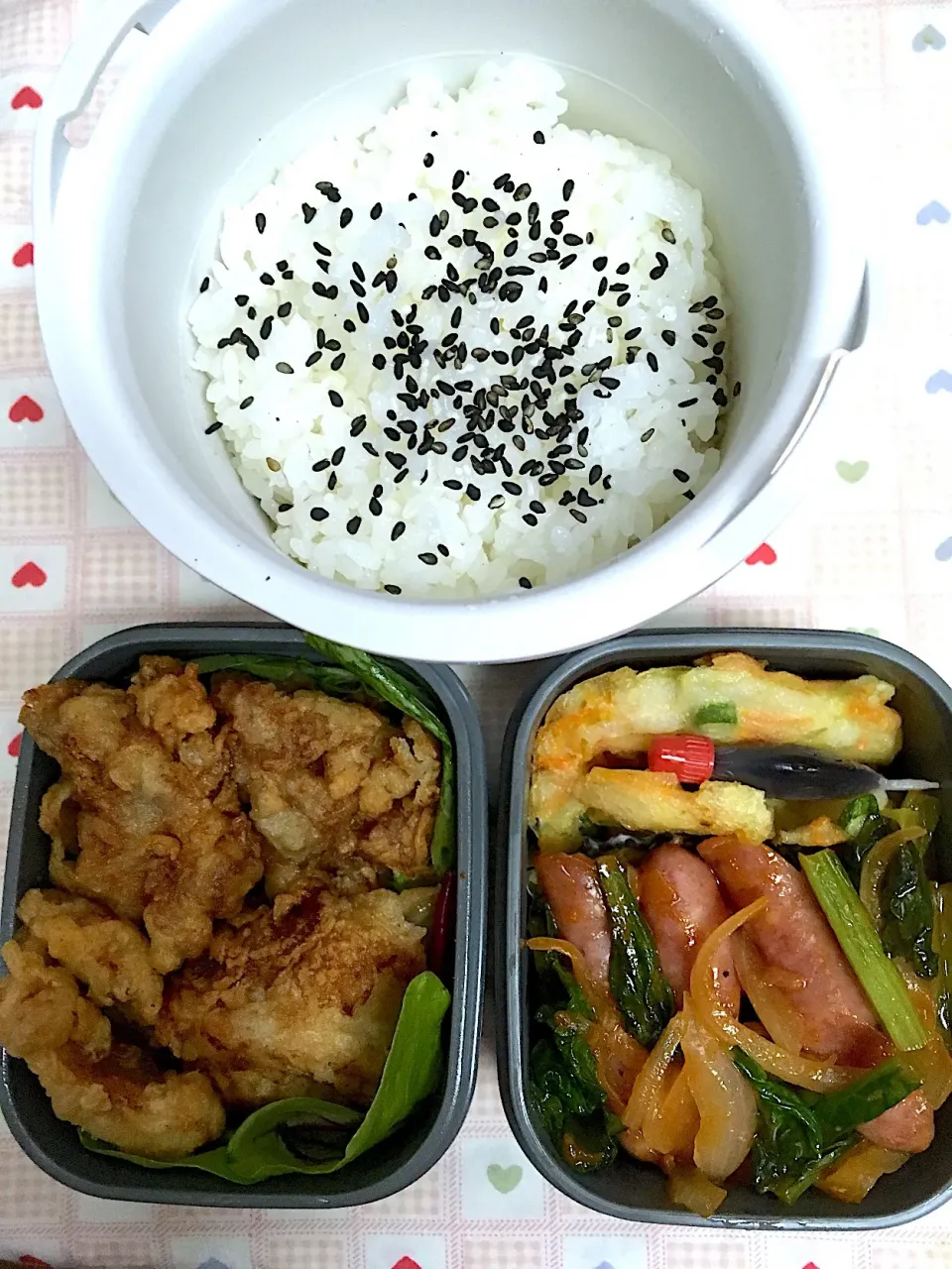 11月30日息子弁当 唐揚げ ウィンナーと玉ねぎ小松菜ケチャップ炒め 海老かき揚げ|オリーブさん