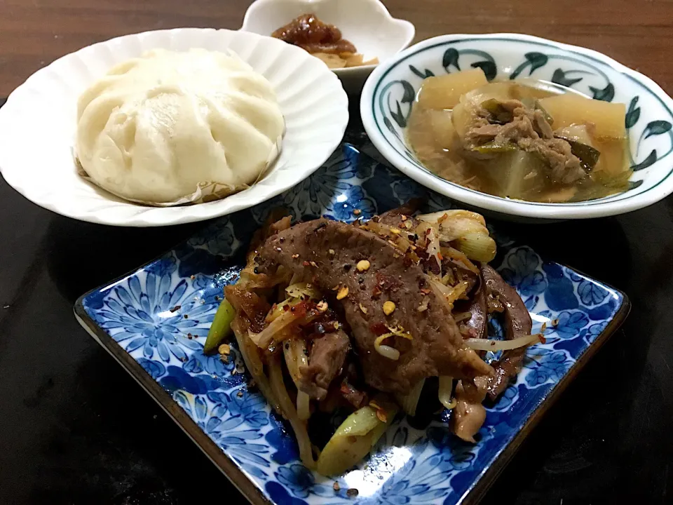 単身赴任の晩ごはん🌙💫
豚ハツとネギ炒め
大根とツナの煮物
肉まん
大根の皮の醤油漬け
生姜佃煮
ワカメと玉ねぎの味噌汁
麦飯|ぽんたさん