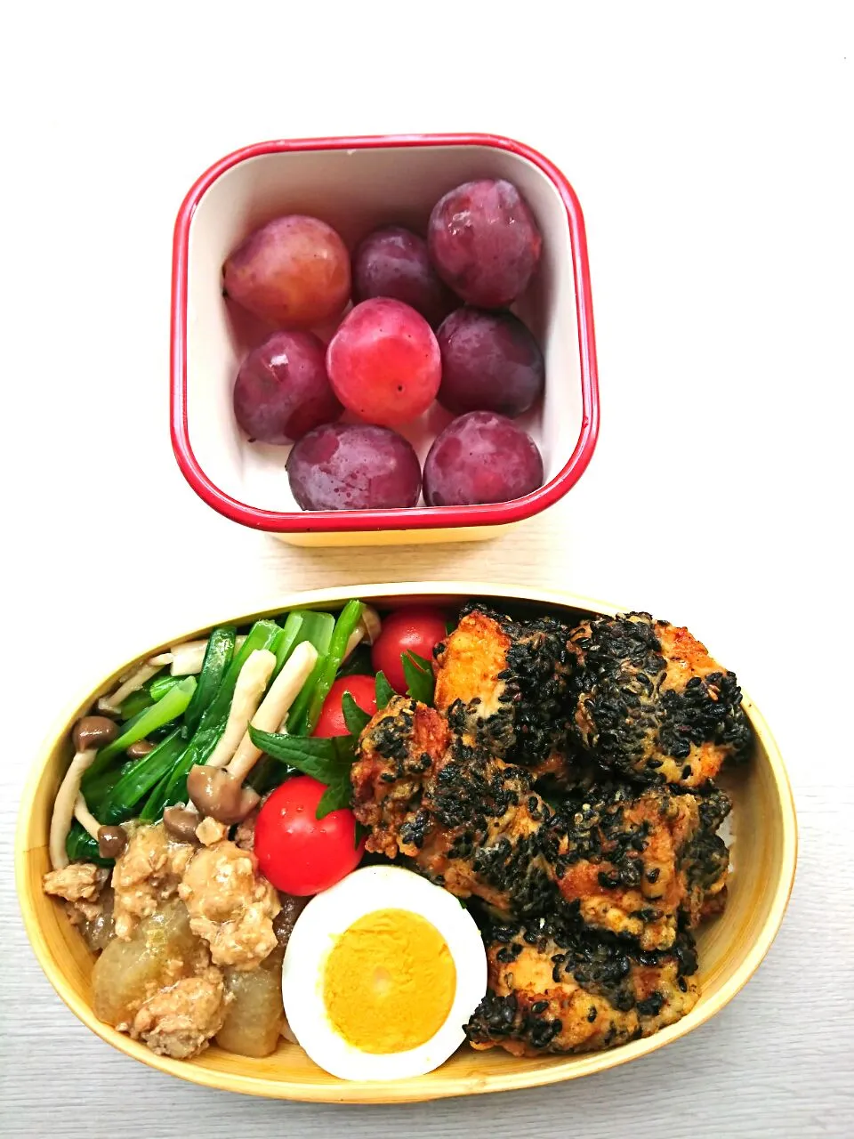 Snapdishの料理写真:今日のサラ飯 チキンの生姜たれ漬け胡麻唐揚げ、常備野菜のっけ 曲げわっぱ弁当|kazさん