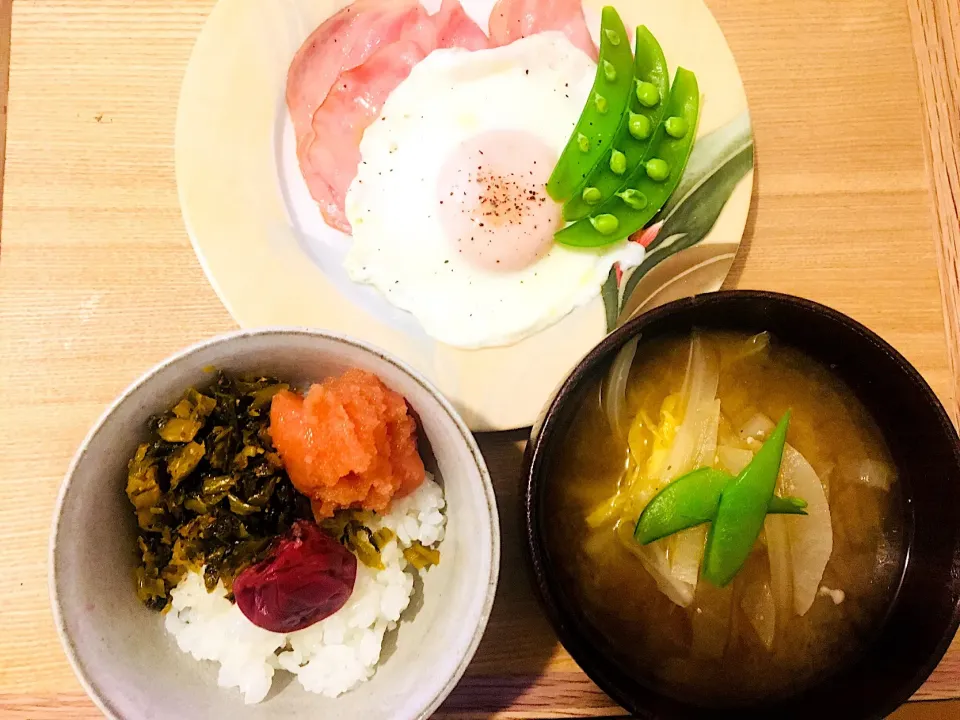 Snapdishの料理写真:…とある日の朝ごはん🍳
 ・ ハムエッグ
 ・ 高菜の油炒めと明太子のっけご飯😆 
 ・ 白菜と大根のお味噌汁|Tinaさん