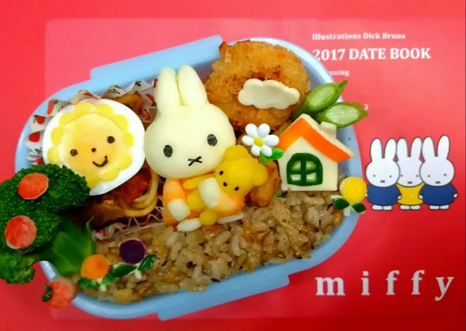 『ミッフィー炊き込みご飯🍎』

小さいお子様でも食べやすい、具がみじん切りの炊き込みご飯です🍀

苦手な食材も小ささと色で紛れて食べられちゃうかもしれません🎵色んな食材を一度に食べられるので成長期のお子様にオススメです✨

 #混ぜ・炊き込みご飯/お粥 #キャラ弁|ゆぅさん