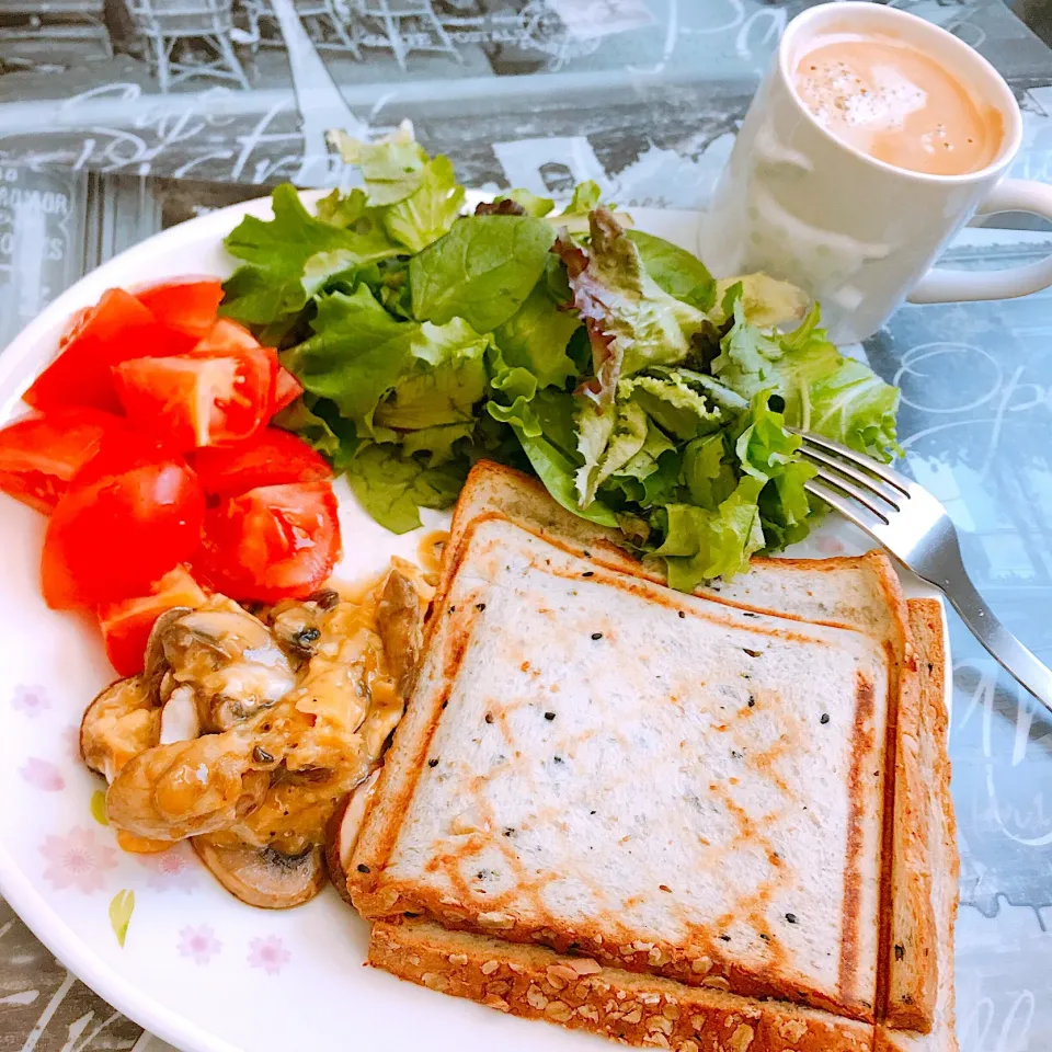 Toasted tuna & cheese sandwich with egg and salad|キノコ🍄さん