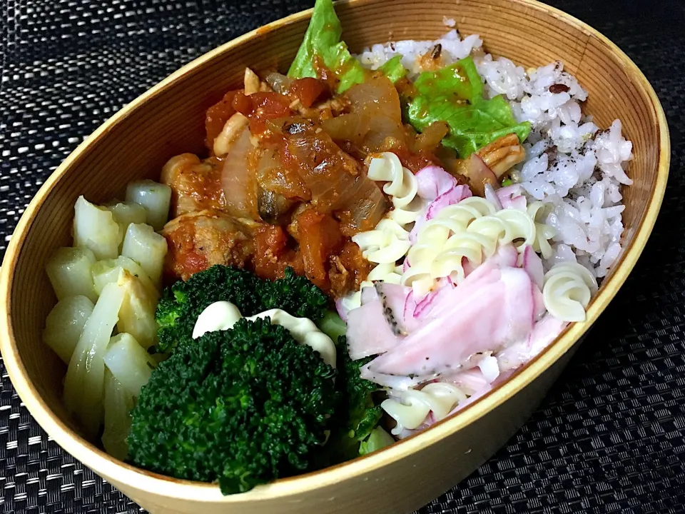 鶏もも肉玉ねぎとキノコのトマト煮のオベント|Naoko Miyataさん