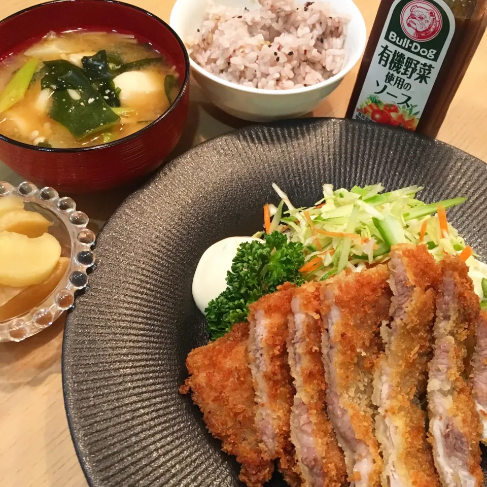 ＊豚肩ロースかつ定食〜三種の野菜サラダ
＊里芋入り具沢山みそ汁
＊炊きたて雑穀ごはん
＊おばあちゃんのたくあん漬け

#古川家ごはん #古川家 #料理研究一家 #手作り #青森県産 #とんかつ #とんかつ定食 #ブルドッグ #有機野菜使用のソース #いい肉の日|料理研究一家「古川家」さん