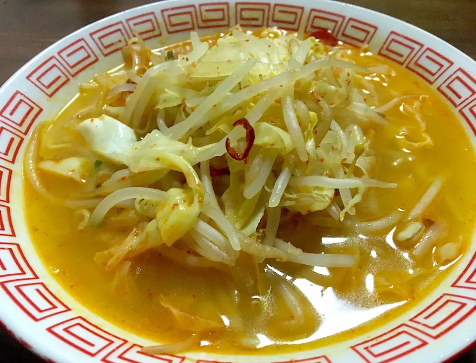 Snapdishの料理写真:単身赴任 休日の昼ごはん🌞
ピリ辛野菜ラーメン🍜|ぽんたさん