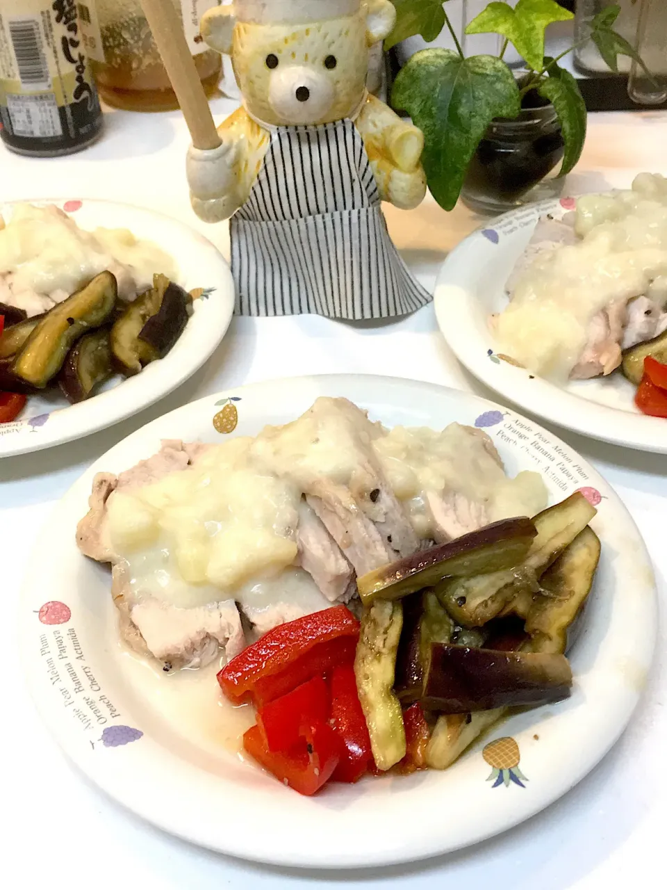 🐓鶏胸肉のローストポテトソースがけ
ナスとパプリカのグリル|けもさん