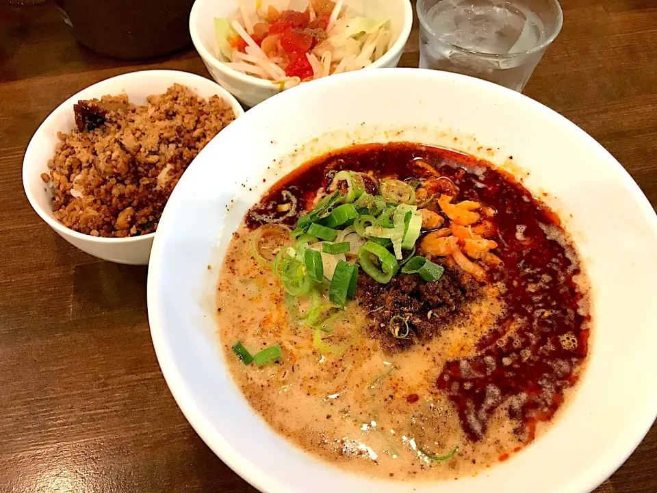 担々麺 からしびデフォで そぼろごはんは標準添付  ジロベジはチラシでサービス|マハロ菊池さん