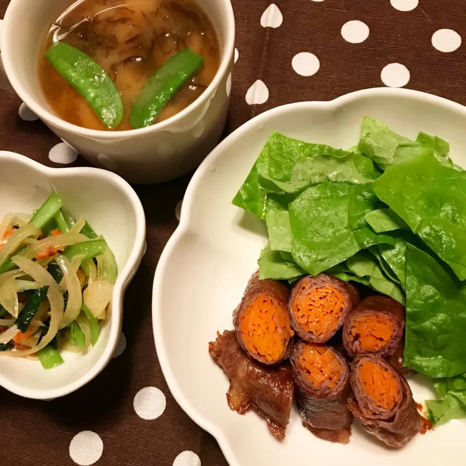 にんじんの牛肉巻き♡小松菜と玉ねぎの桜えび炒め♡じゃがいもと絹さやのお味噌汁♡|まゆかさん