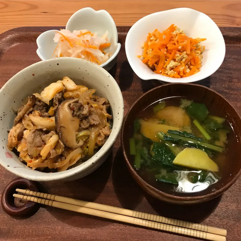 2017.11.30 (木)#晩御飯#キムチ牛丼#ニンジンしりしり #味噌汁#なます|あっきーよさん