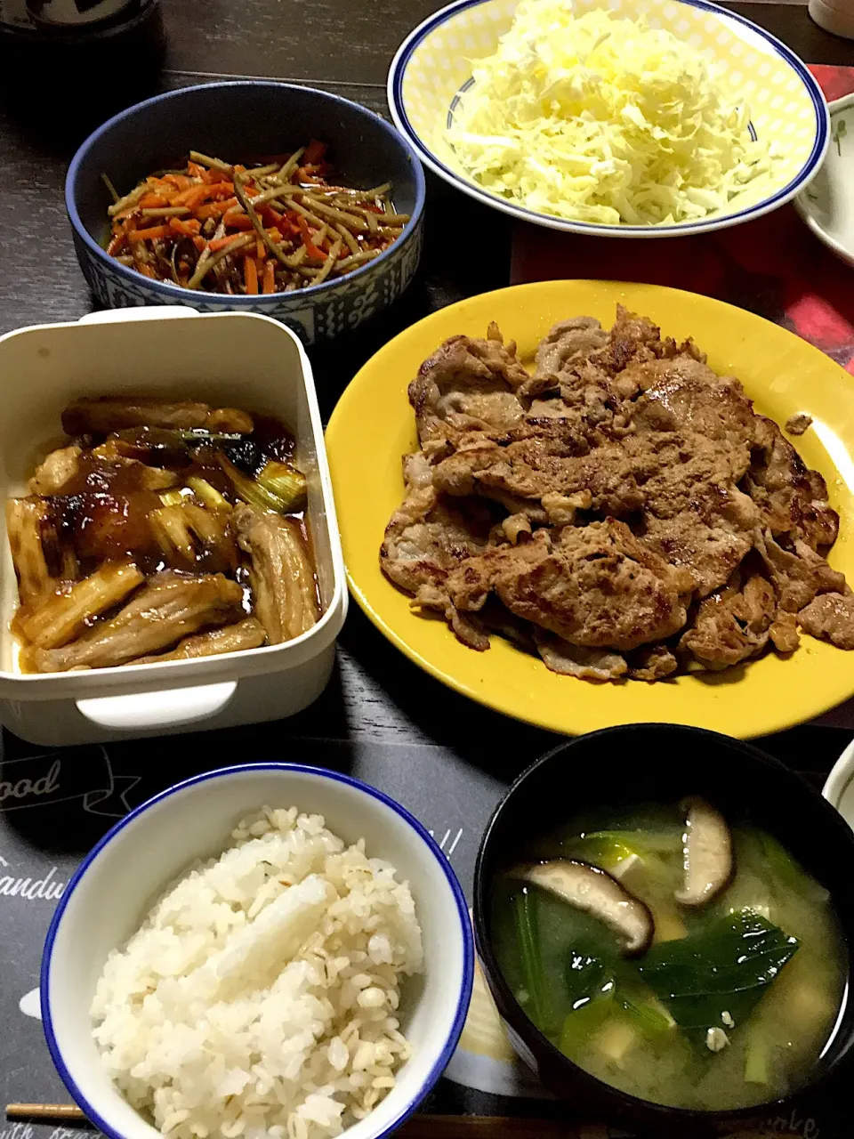 豚肉生姜焼き、キャベツ千切り、味噌汁(椎茸、長ネギ、小松菜、豆腐)昨夜の残りおかず(*^｡^*)|ライムさん