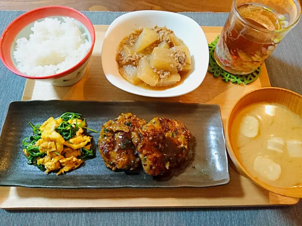 てりやき餃子バーグ、みょうたま、大根のそぼろ煮、味噌汁|おむすびさん