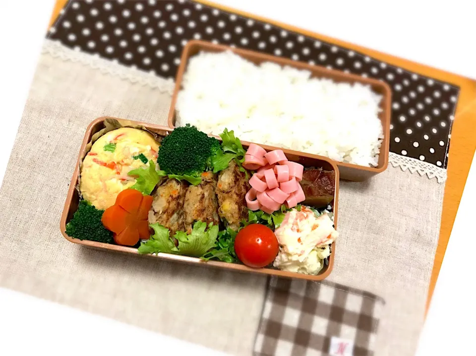 鯖バーグ🐟
まん丸卵焼き🥚
ポテトサラダ🥗🥔
さつまいも煮🍠
ハム、🥕🌸
🌳🍅🍙|あやこさん