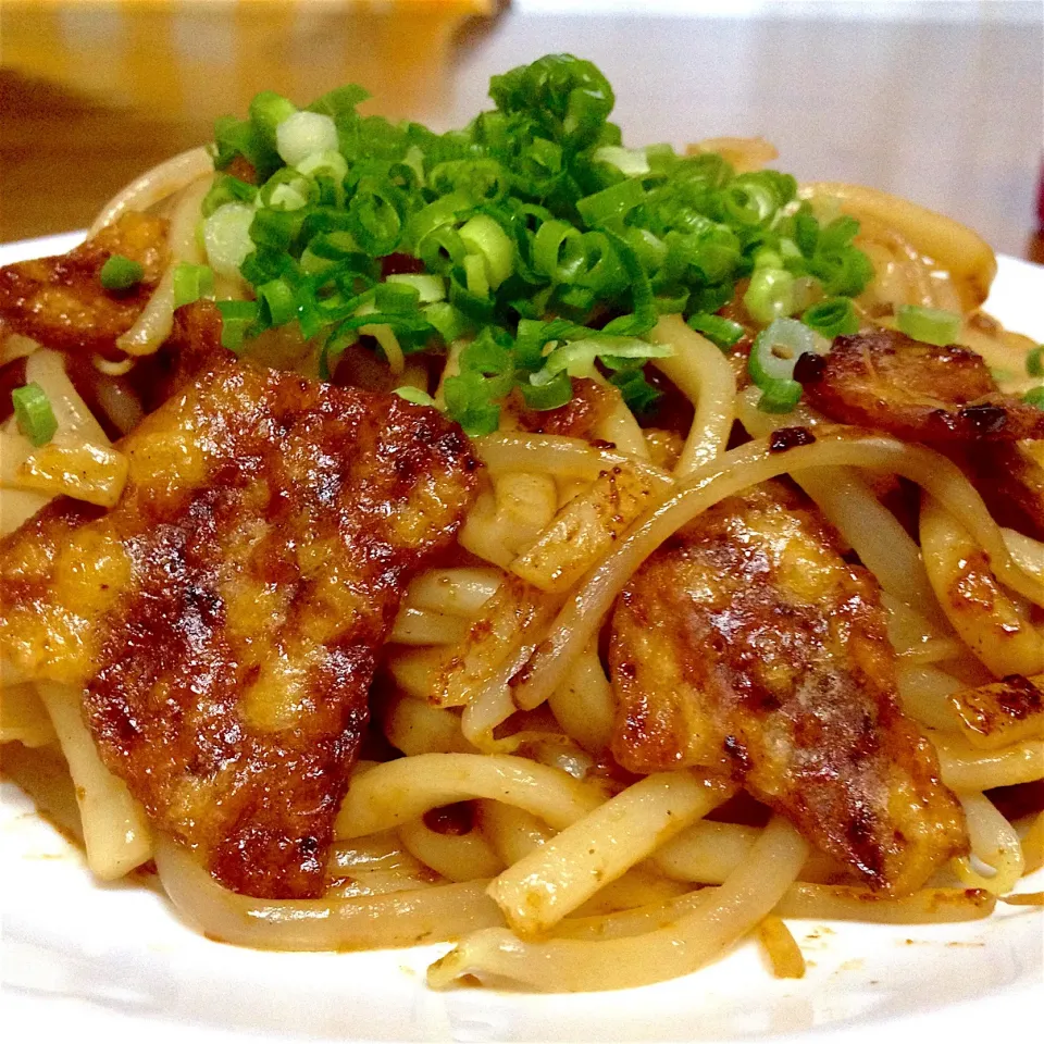 焼きうど〜ん‼️もやしとイカの姿フライでね🤗#カープソース #広島の料理|まいりさん