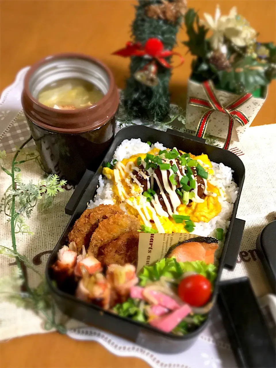 旦那ちゃん弁当🎶
肉団子丼
はんべフライ
ネギカニカマベーコン
焼き鮭
もやしネギサラダ
白菜とベーコンのスープ|BooBooさん