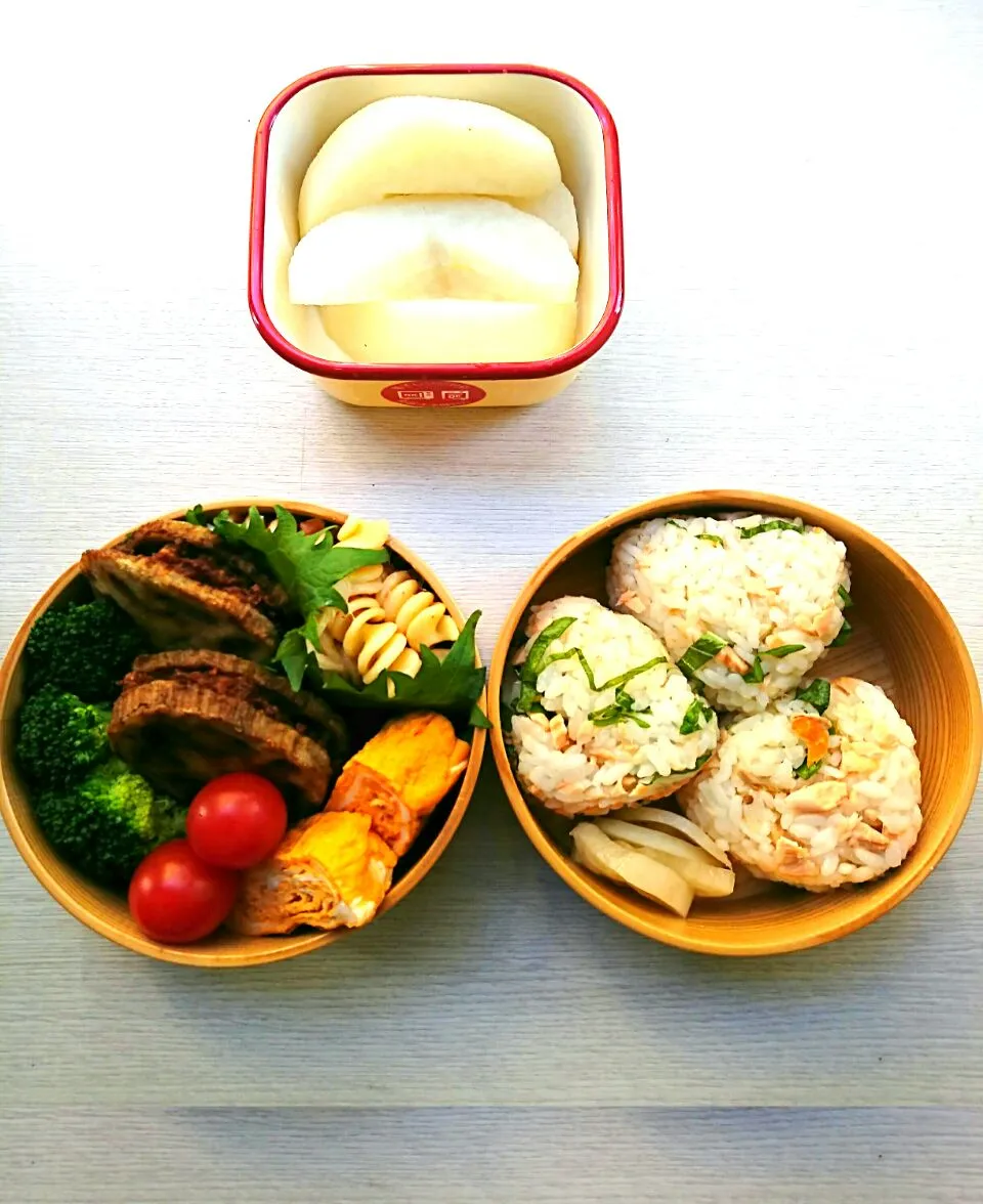 今日のサラ飯  海老入り蓮根はさみ揚げと、卵焼き鮭と紫蘇のおにぎり🍙 曲げわっぱ弁当 です。|kazさん