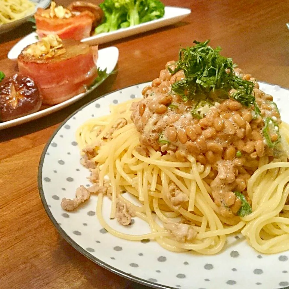 Snapdishの料理写真:納豆パスタ，大根ステーキ，椎茸のガリバタソテー，ブロッコリーのアンチョビオイルかけ|ナミさん