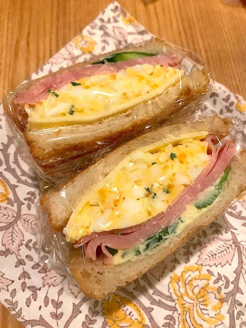 ハムたまごサンドで金曜ランチ😋|keitanさん