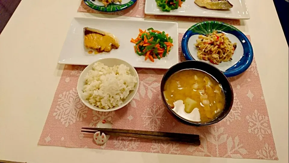 今日の夕食 ぶり大根照り焼き、ピーマンのきんぴら、切り干し大根の炒め物、麦ご飯、じゃがいもとベーコンの味噌汁|pinknari🐰🌈さん