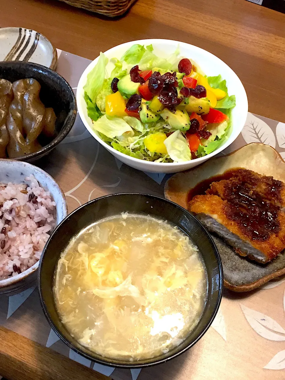 晩御飯
ロースカツ、こんにゃくピリ辛煮、白菜と玉子のスープ、十穀米、レタスとキャベツとアボカドとパプリカとクランベリーのサラダ|かよちゃんさん