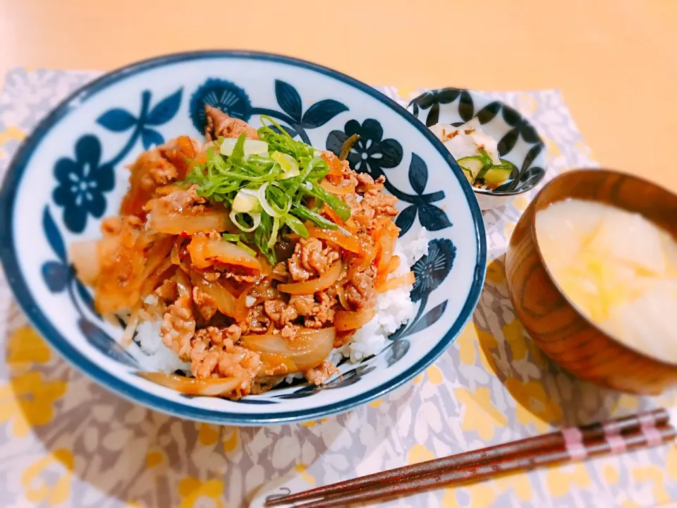 Snapdishの料理写真:#すき焼き牛丼#カブと昆布の浅漬け#お味噌汁|kona7さん