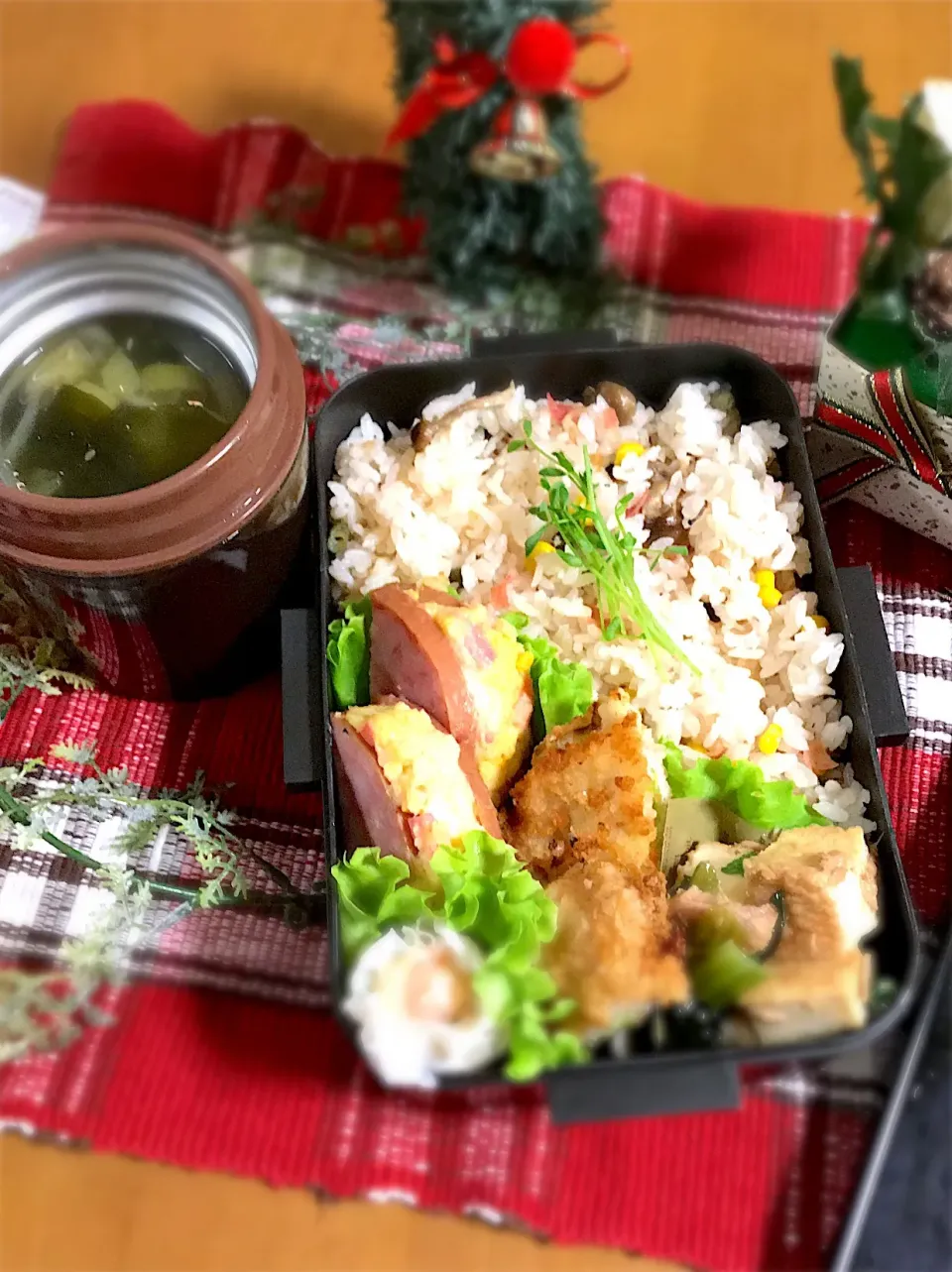 旦那ちゃん弁当🎶
ベーコンしめじのピラフ
ポテトハムサンド
かさましカツ
海老焼売(チン)
厚揚げ小松菜炒め
わかめスープ|BooBooさん