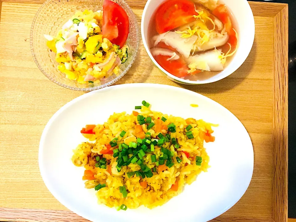 うちごはん🏡
 ・ カレーピラフ
 ・ ポテトサラダ🥗
 ・ トマトとしいたけのたまごスープ|Tinaさん