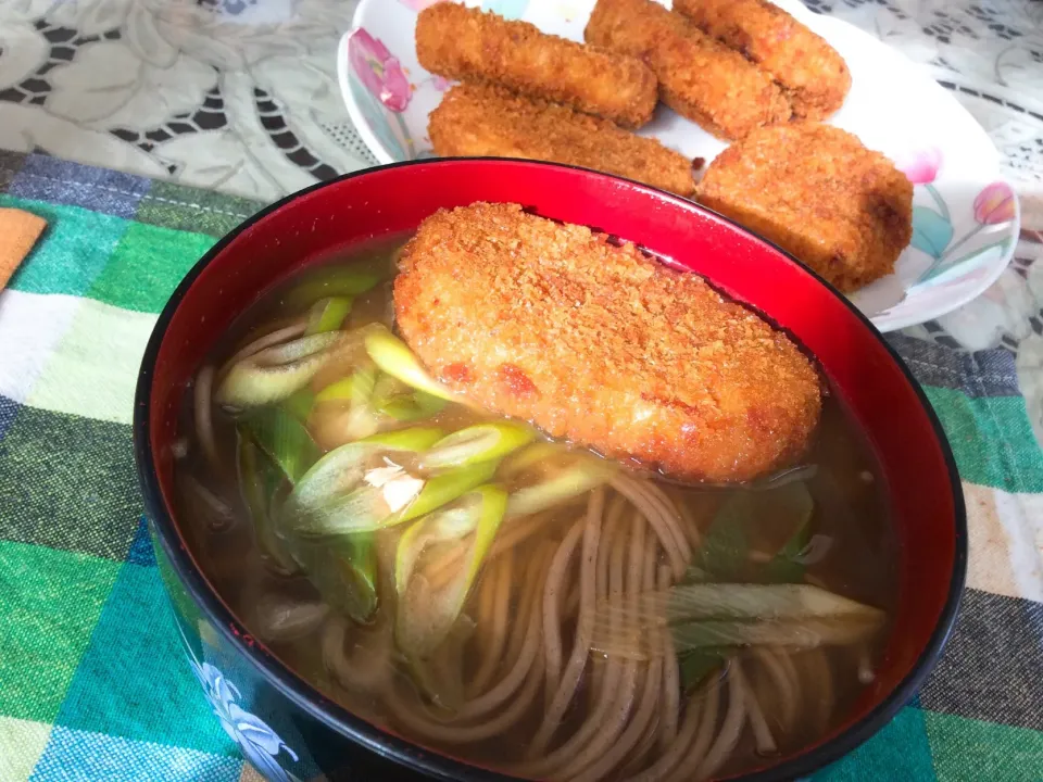 今日のお昼はコロッケ蕎麦😋|アライさんさん