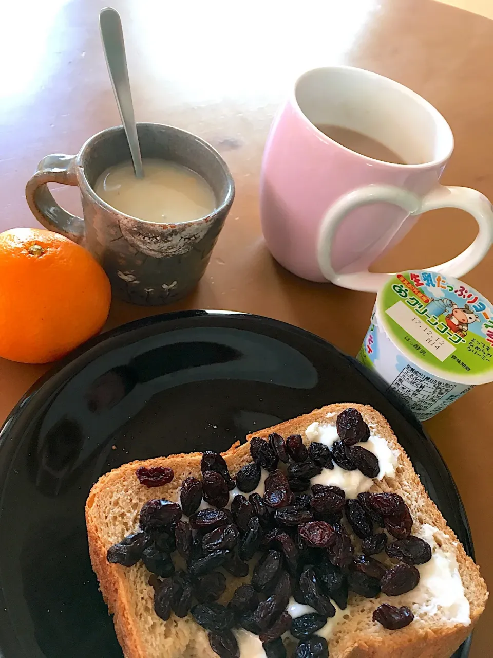 今日の朝ごはん☘️(*´д`)ﾔﾀﾞｧ!!!
黒糖ぶどうパン🍞のハズが…
ホームベーカリーの具が投入されておらず…わら
レーズンがケースに全部残されていた事件により…
スライスした黒糖食パンにレーズン全部載っけたった‼️🤣|さくたえさん